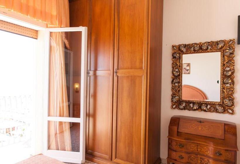 חדר סטנדרט לארבעה נוף לים, B&b Negresco