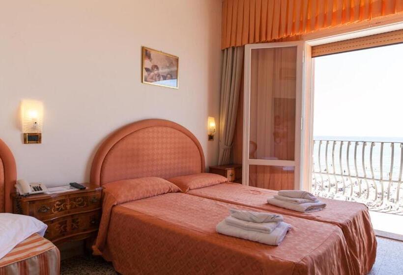 חדר סטנדרט לארבעה נוף לים, B&b Negresco