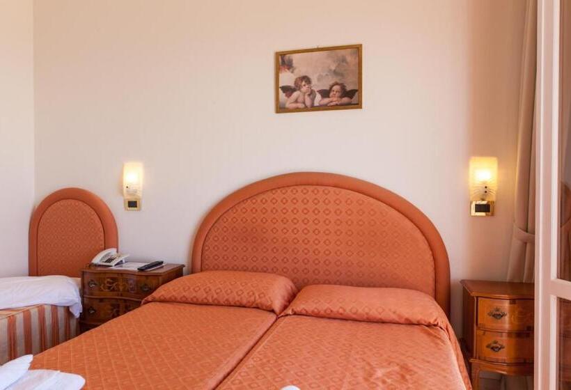 חדר סטנדרט לארבעה נוף לים, B&b Negresco