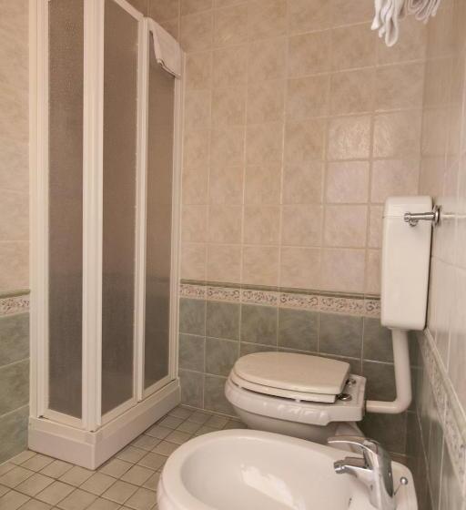 חדר סטנדרט לארבעה נוף לים, B&b Negresco