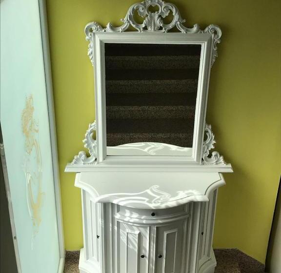 חדר אקונומי לשלושה, B&b Negresco