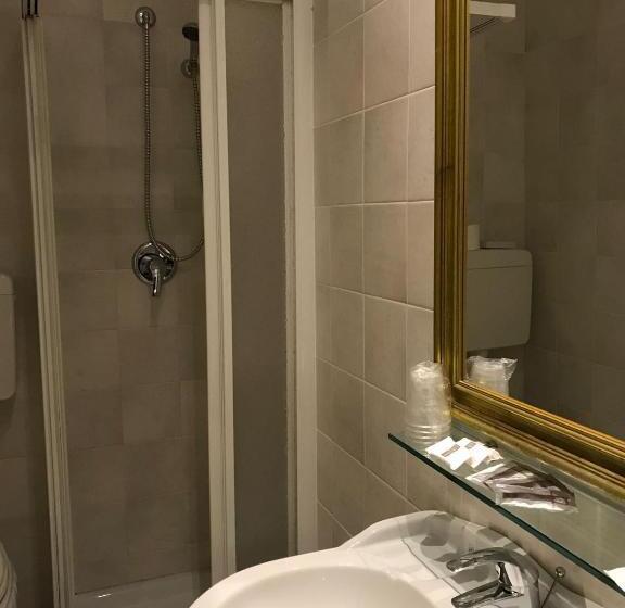 חדר אקונומי לשלושה, B&b Negresco