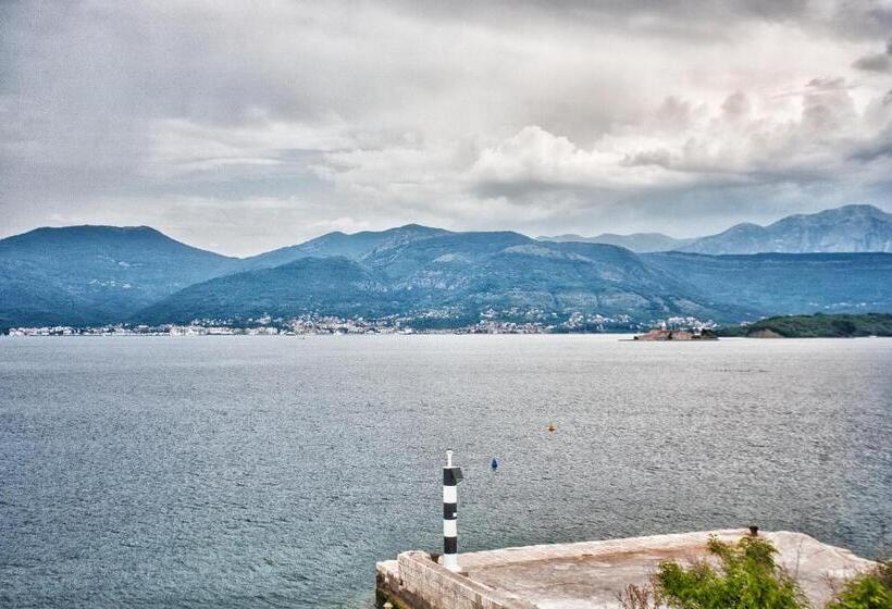 1 Bedroom Deluxe Apartment Sea View, Luxury Sea Residence By Kristina