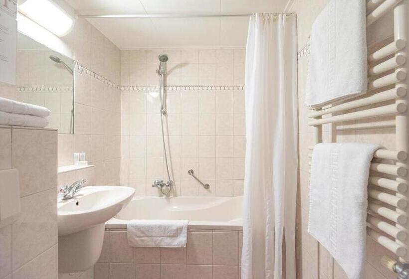 דירת חדר, Royal