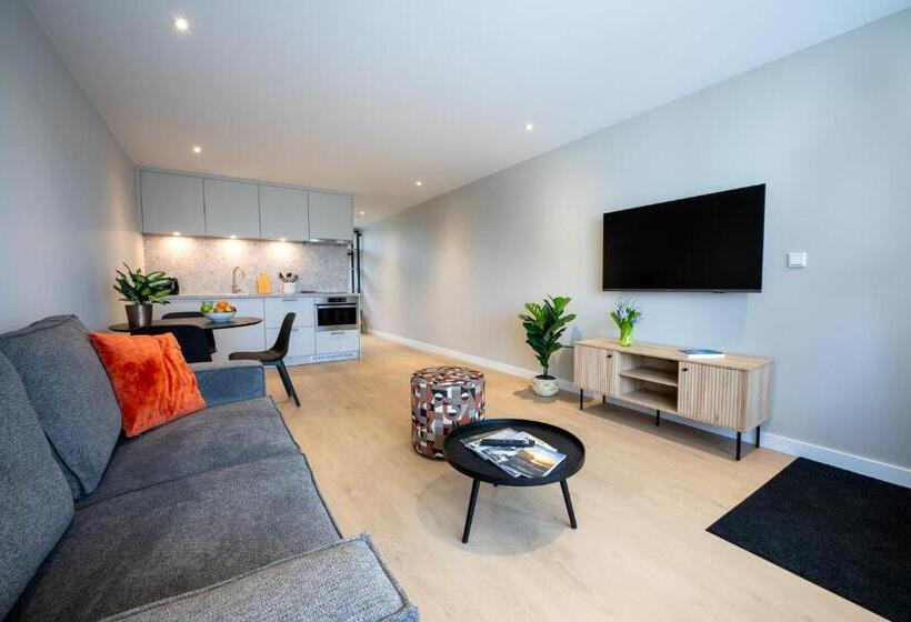 דירת חדר דלוקס, Royal