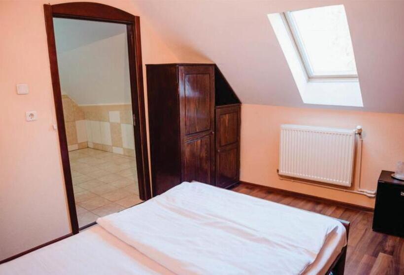 Quarto Estandar, Pensiunea La Cetate