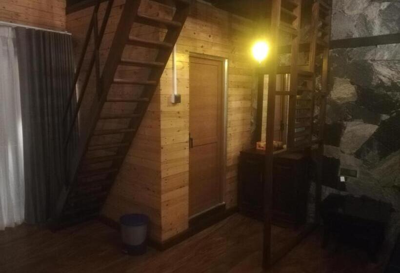 Номер Стандарт Вид на Горы, Friendly Hills