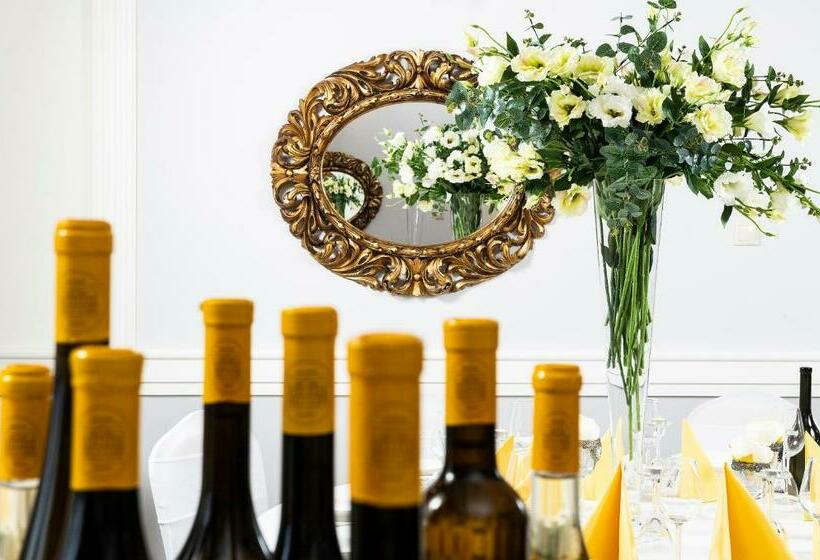 غرفة قياسية ثلاثية ذات اطلالة, Kincsem Kastély