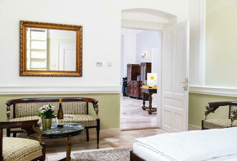 غرفة قياسية ثلاثية ذات اطلالة, Kincsem Kastély