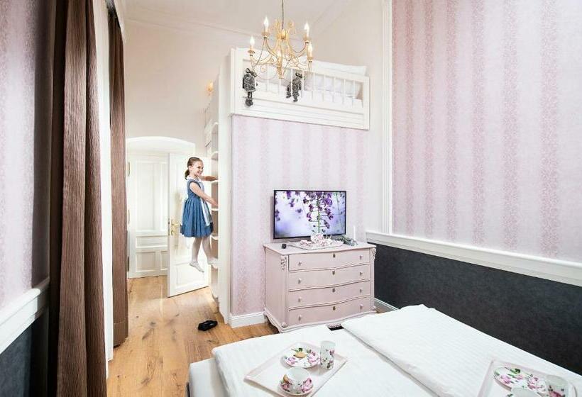 غرفة قياسية رباعية مطلة على الحديقة, Kincsem Kastély