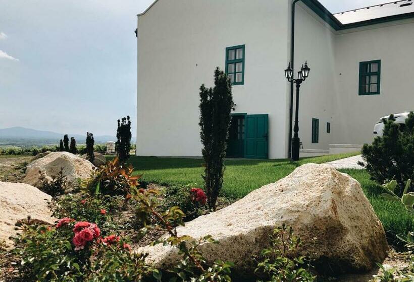 غرفة قياسية رباعية, Kincsem Kastély