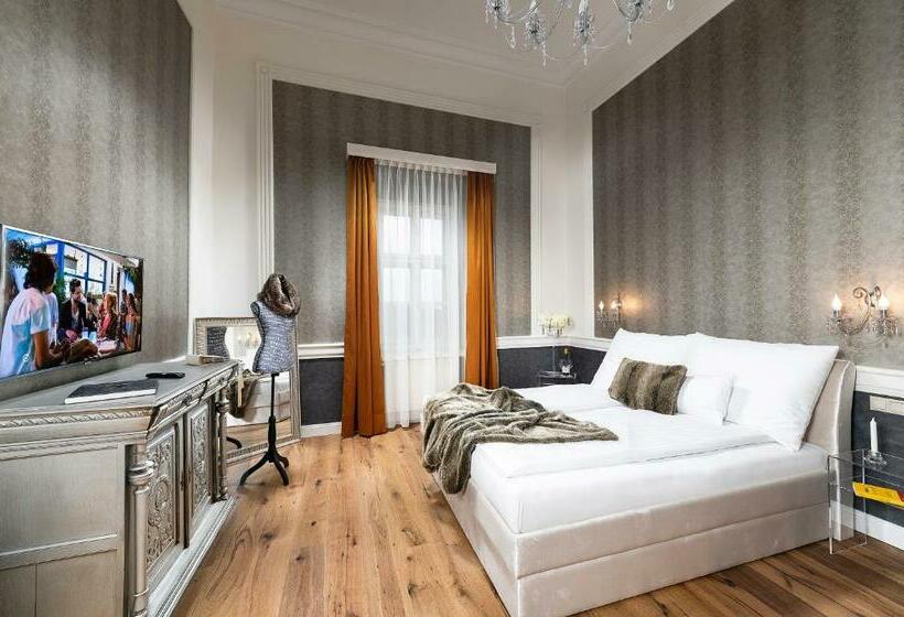 غرفة قياسية رباعية, Kincsem Kastély