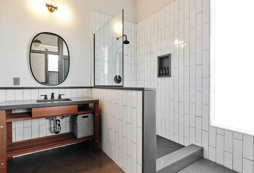 스탠다드 룸 킹사이즈 침대, Thatcher