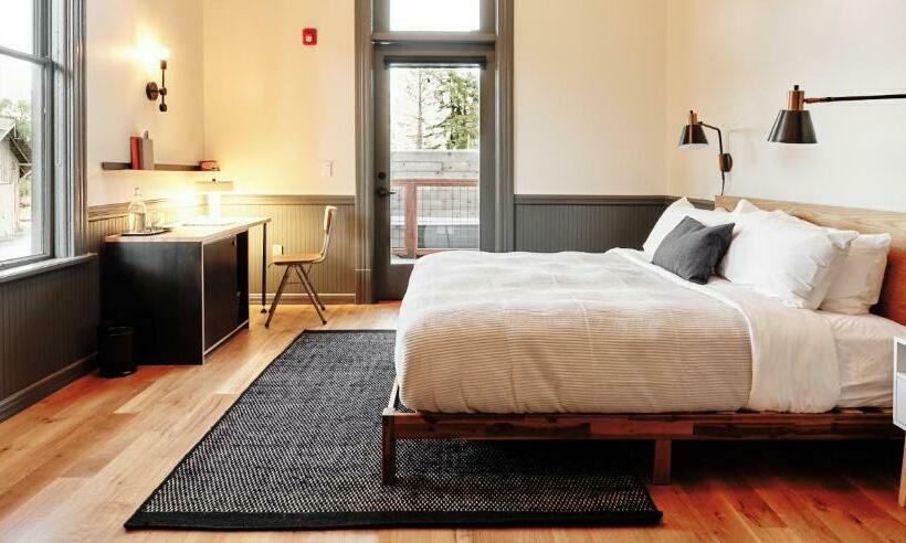 스탠다드 룸 킹사이즈 침대, Thatcher