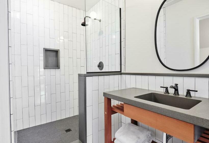 수피리어 룸, Thatcher