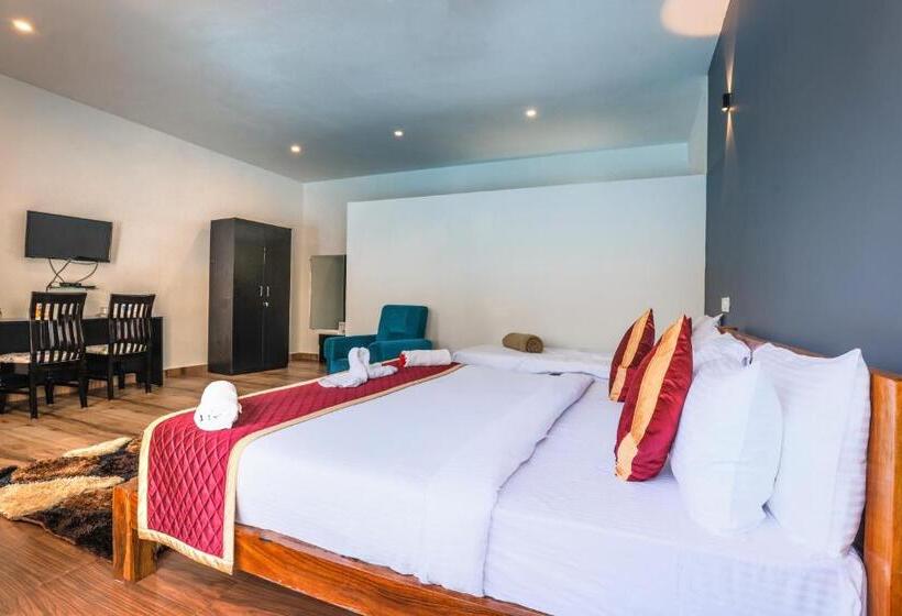 标准间带游泳池, The Spectrum Resort, Chikmagalur