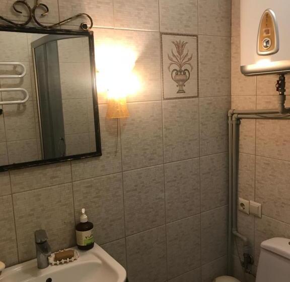 Economy Szoba, андреевская мансарда»у амура»