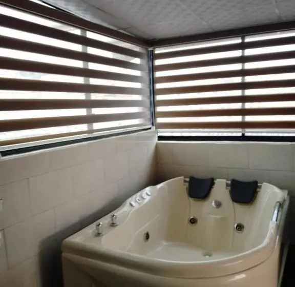 スタンダードスタジオ, Hostal Mediodía Matriz