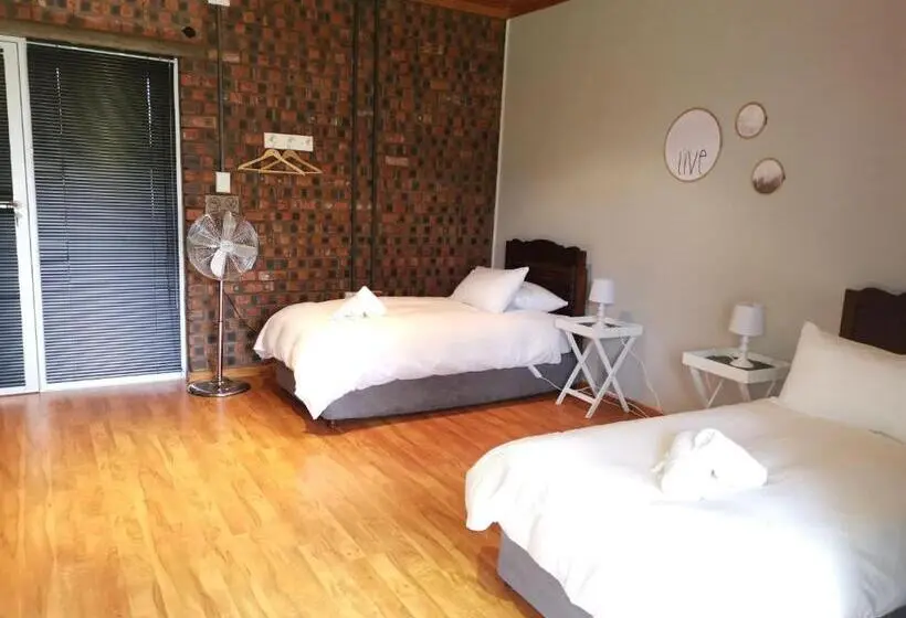 庭の見えるスタンダードトリプルルーム, En Route Guest House