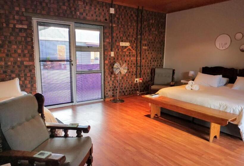 Трехместный Номер Стандарт Вид на Сад, En Route Guest House