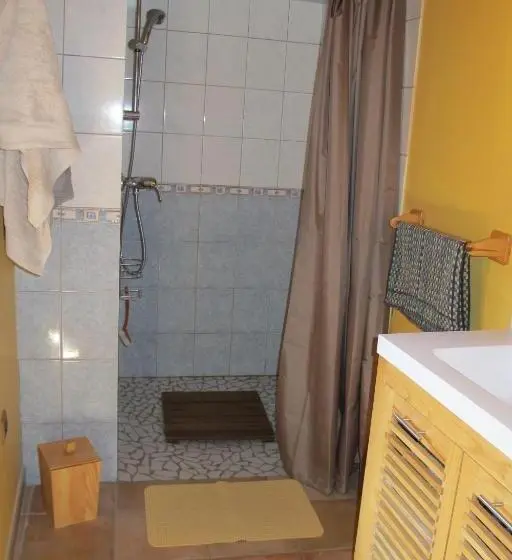 バスルーム共有のトリプルスタンダード, Le Corral Chambre D Hôte