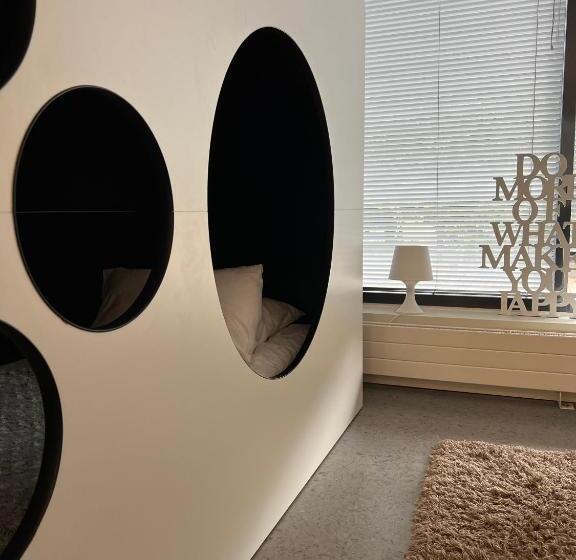 إستوديو قياسى, Oma Hotelli