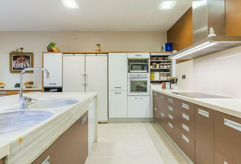 اتاق استاندارد با سرویس بهداشتی مشترک, Habitaciones En Villa Coliving Masía Rural