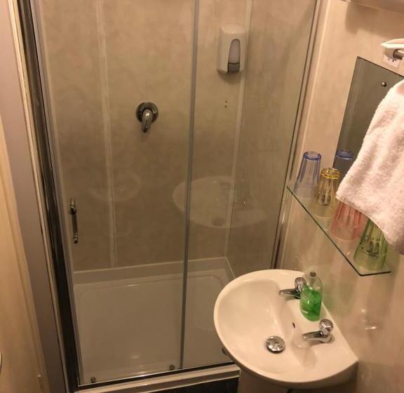 Четырехместный Номер Стандарт, Chaplins