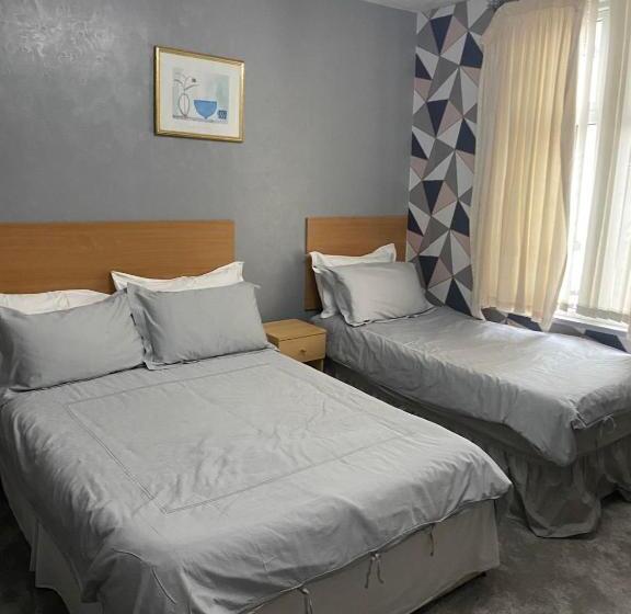 Четырехместный Номер Стандарт, Chaplins