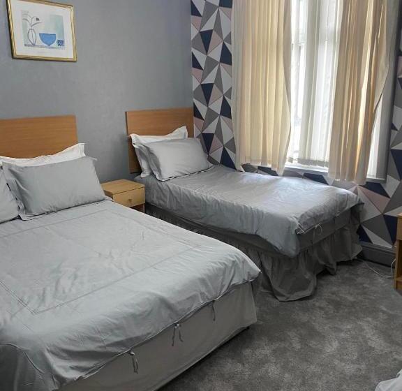 Четырехместный Номер Стандарт, Chaplins