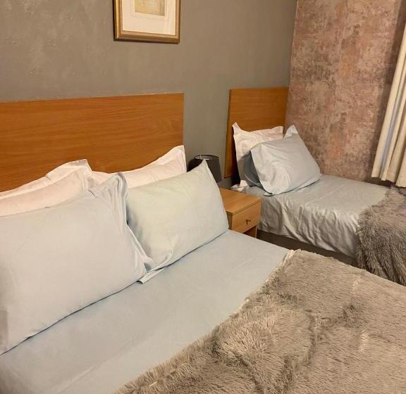 Семейный Номер, Chaplins