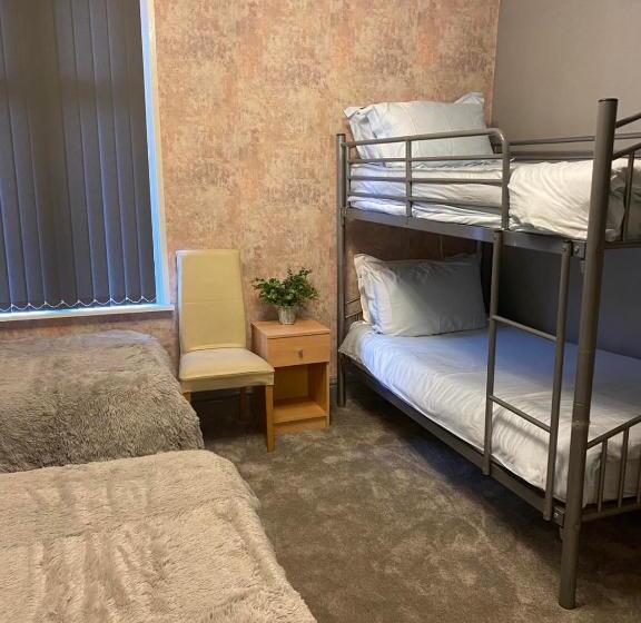 Семейный Номер, Chaplins