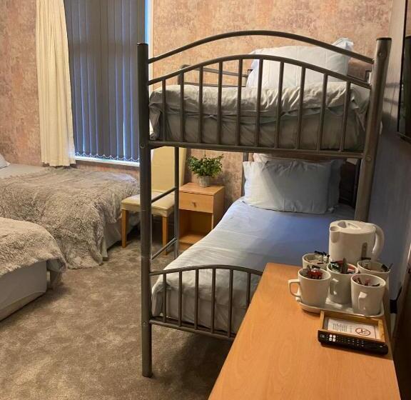 Семейный Номер, Chaplins