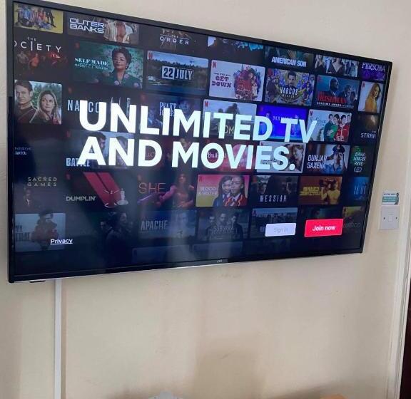 Семейный Номер, Chaplins