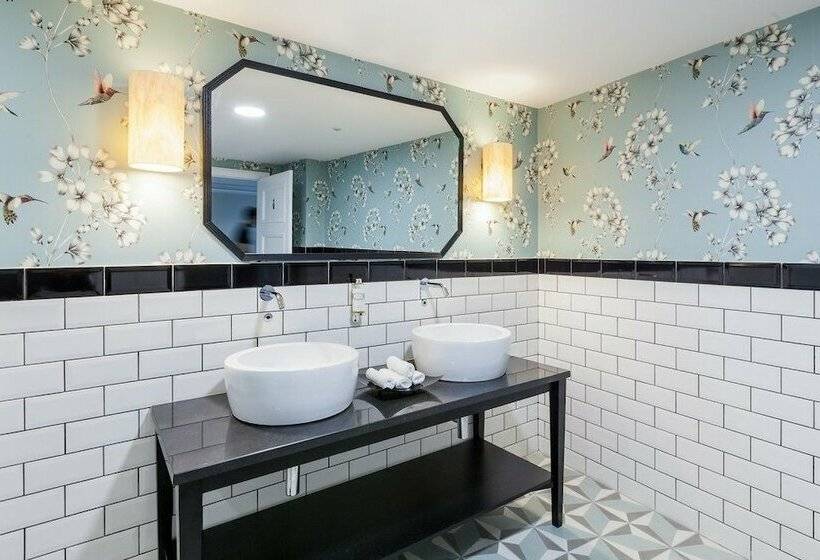 سوییت خانوادگی, Castanheiro Boutique