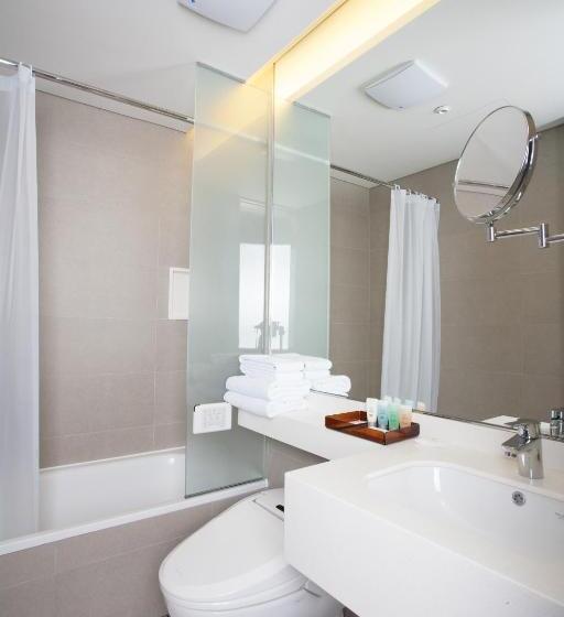 חדר משפחתי, Manu Seoul