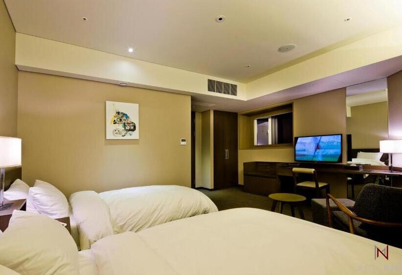 Quarto Familiar, Manu Seoul