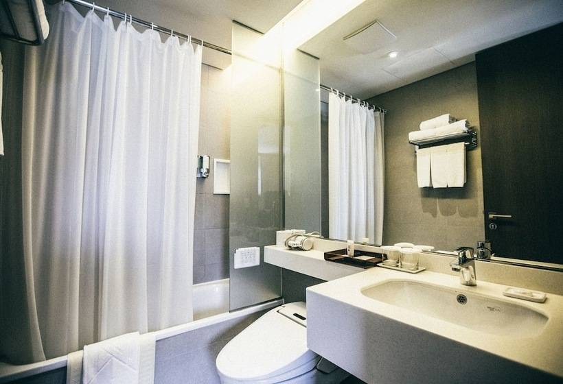 Quarto Familiar, Manu Seoul