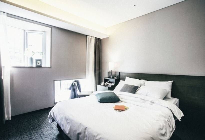 חדר משפחתי, Manu Seoul