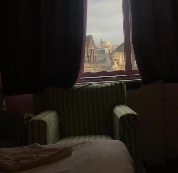 חדר סטנדרט, New Oscar