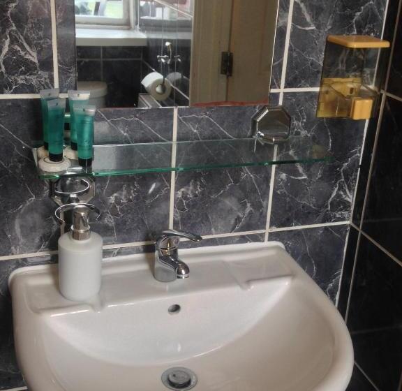 חדר משפחתי, New Oscar