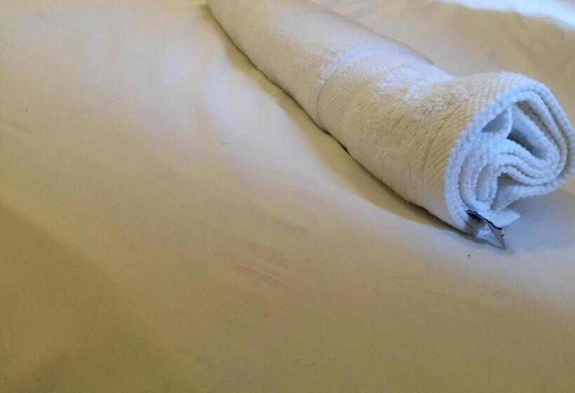 חדר בסיסי לשלושה, New Oscar