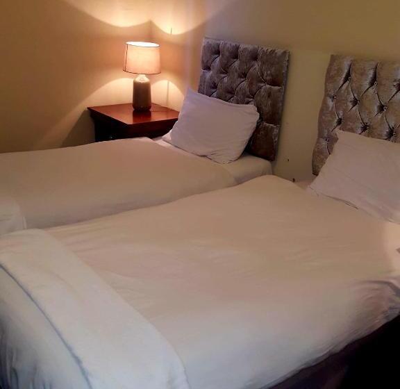 חדר בסיסי לשלושה, New Oscar