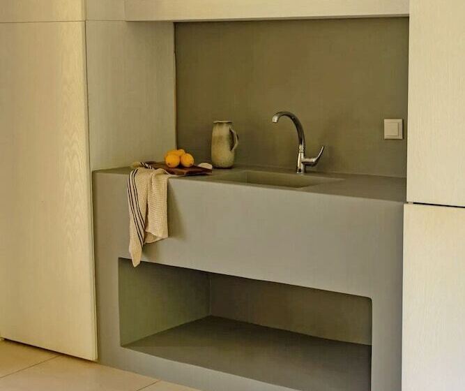 1间卧室的房子, Onar Andros