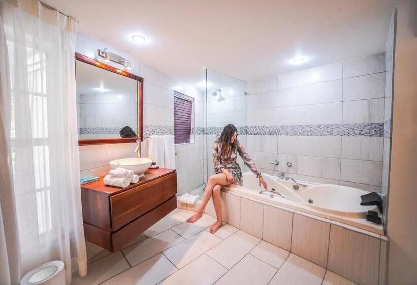 سوییت, Paradise Beach Hotel & Resort