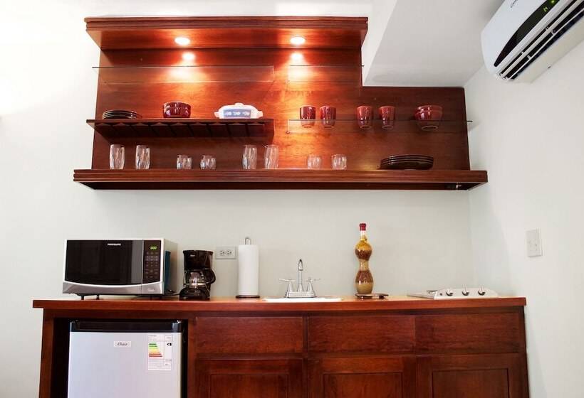 سوئیت با بالکن, Paradise Beach Hotel & Resort