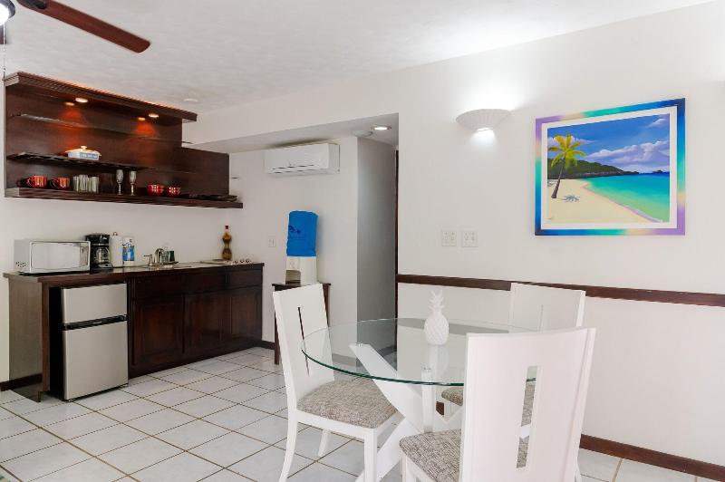 سوییت, Paradise Beach Hotel & Resort