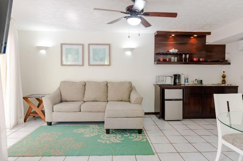 سوییت, Paradise Beach Hotel & Resort