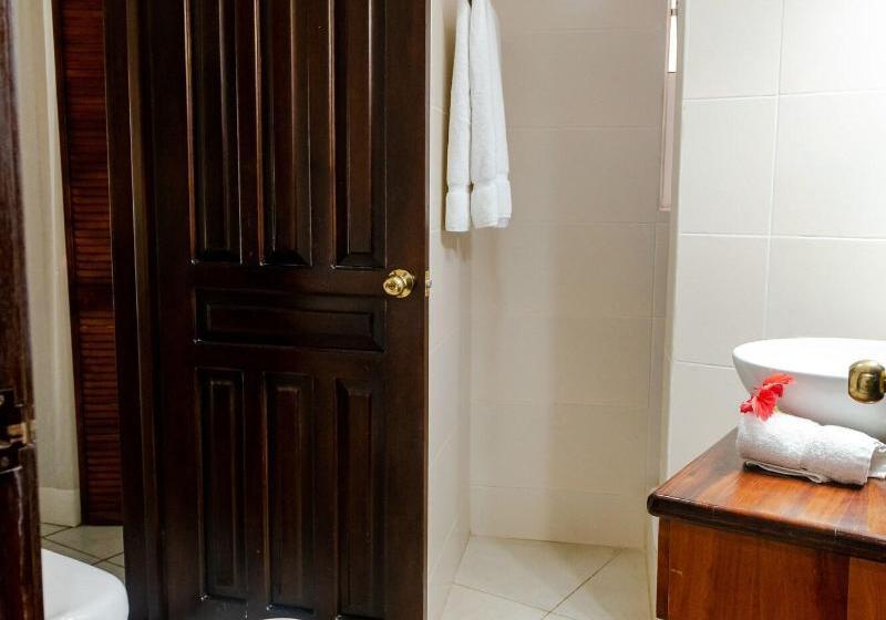 سوییت, Paradise Beach Hotel & Resort