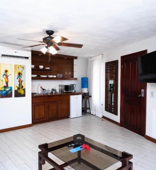 سوییت, Paradise Beach Hotel & Resort